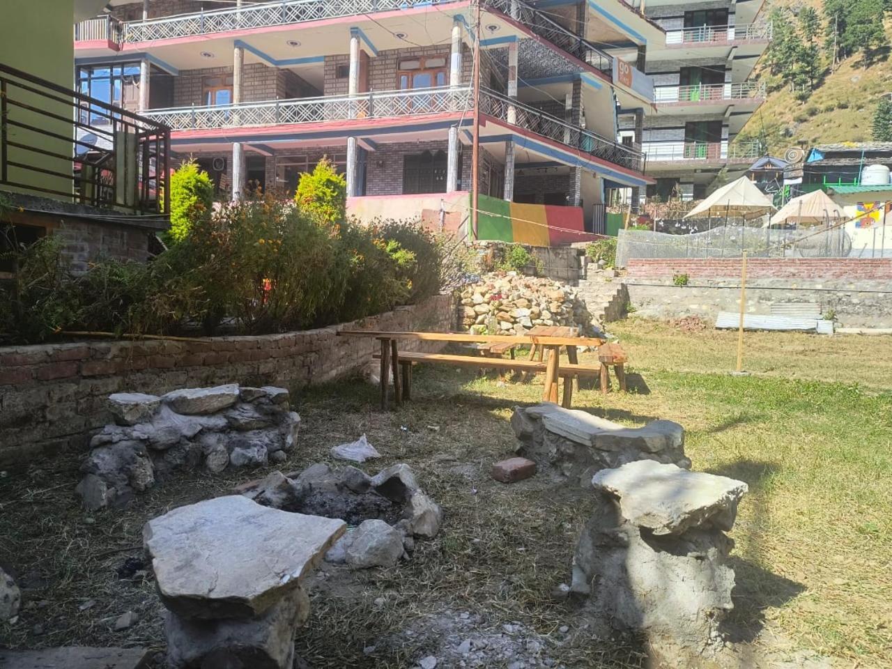 Dog N Hill Hotel Kasol Exterior foto